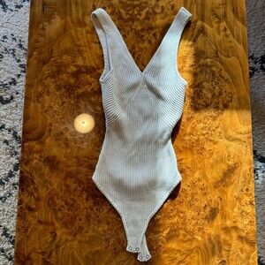 NWOT Abercrombie Elevated Knit V-Neck Bodysuit in Tan - Size XS